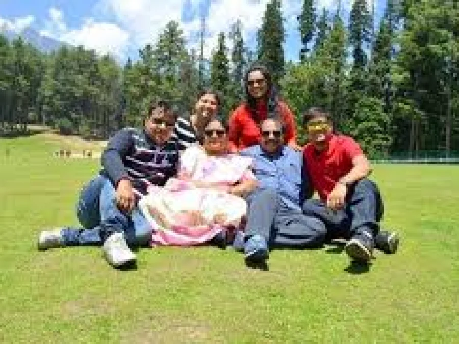 Kashmir Family Escape